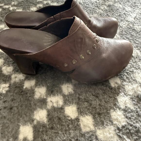 Dansko Shoes Womens Size 7.5 Brown Leather‎ Studded Clogs Slip On Heels Comfort - Picture 2 of 12
